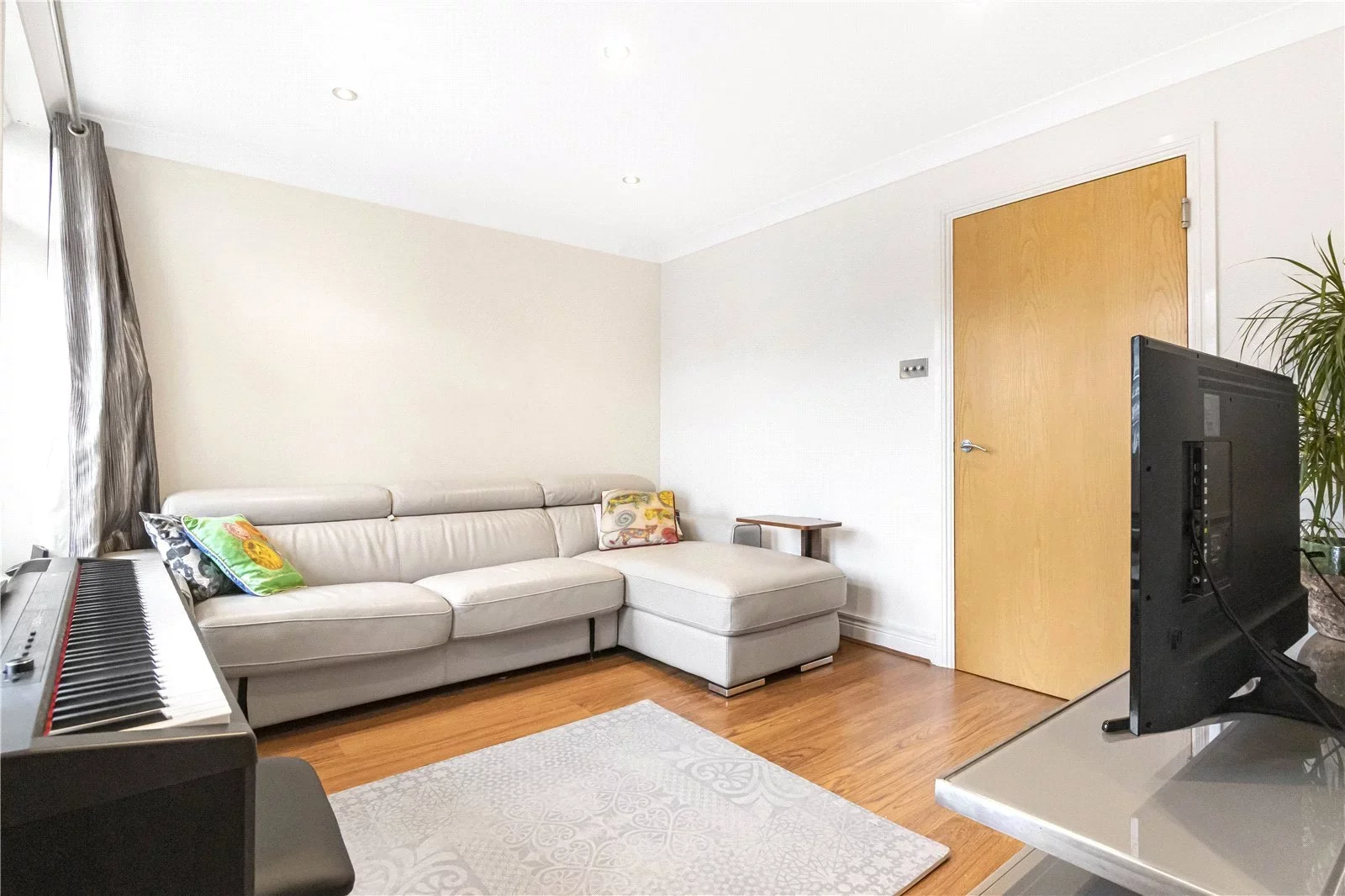Flat Magdalene Gardens in Greater London