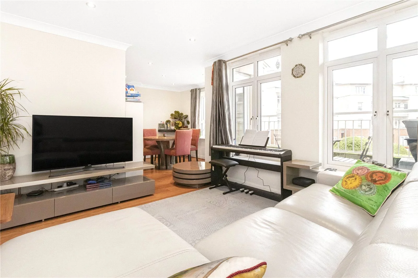 Flat Magdalene Gardens in Greater London