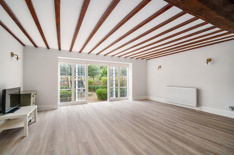Flat Heath Close in Greater London