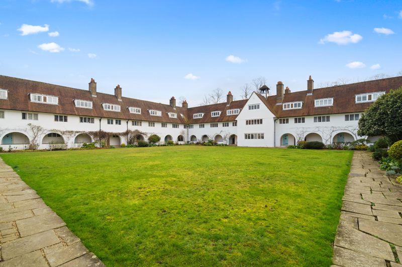 Flat Heath Close in Greater London