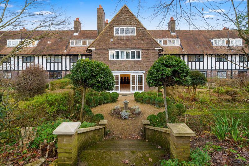 Flat Heath Close in Greater London