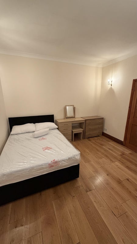 Room Leander Road in Greater London