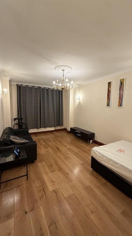 Room Leander Road in Greater London