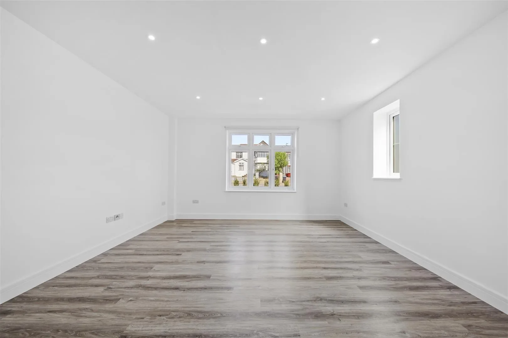 Flat Tudor Gardens in Greater London
