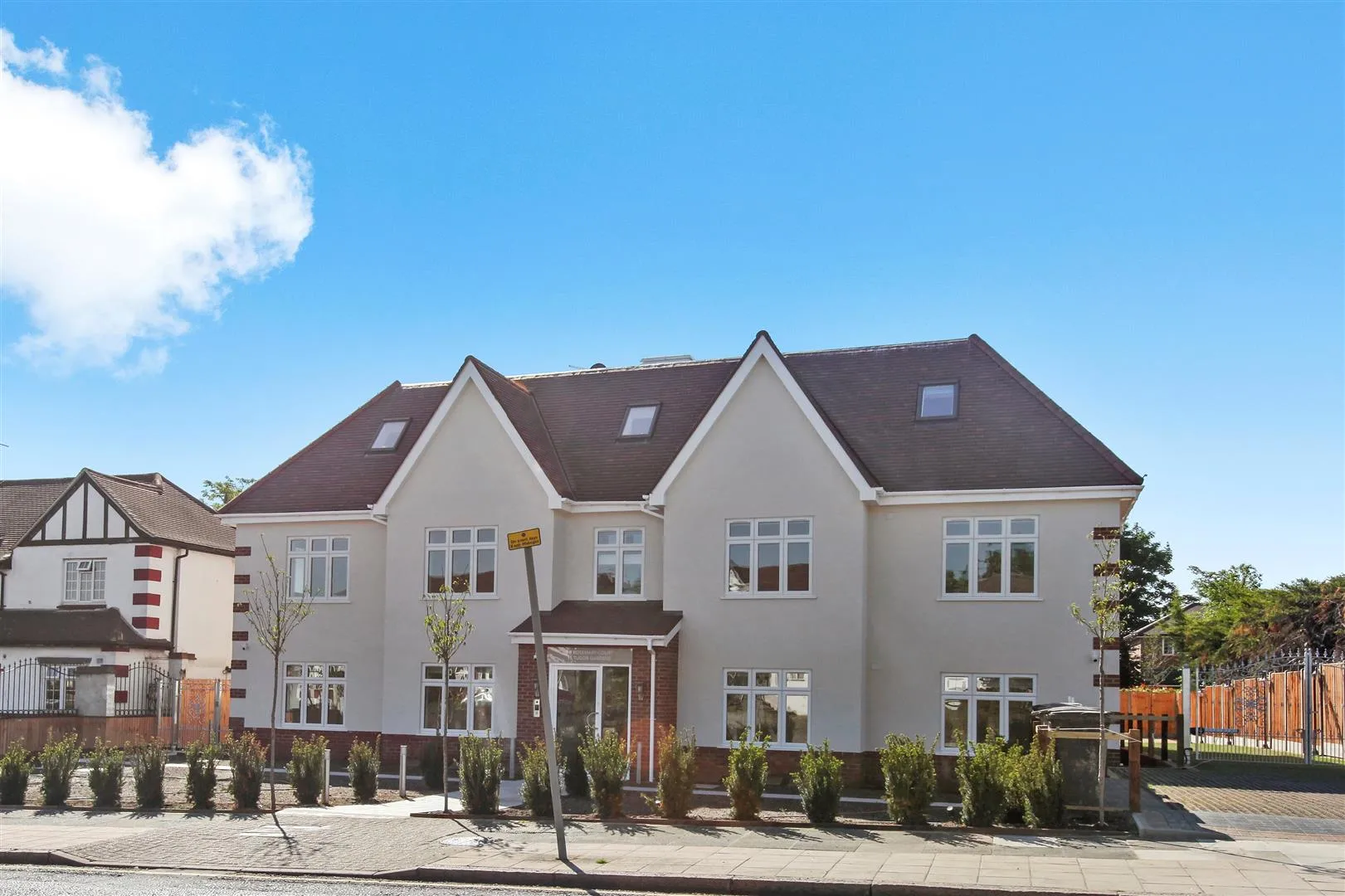 Flat Tudor Gardens in Greater London