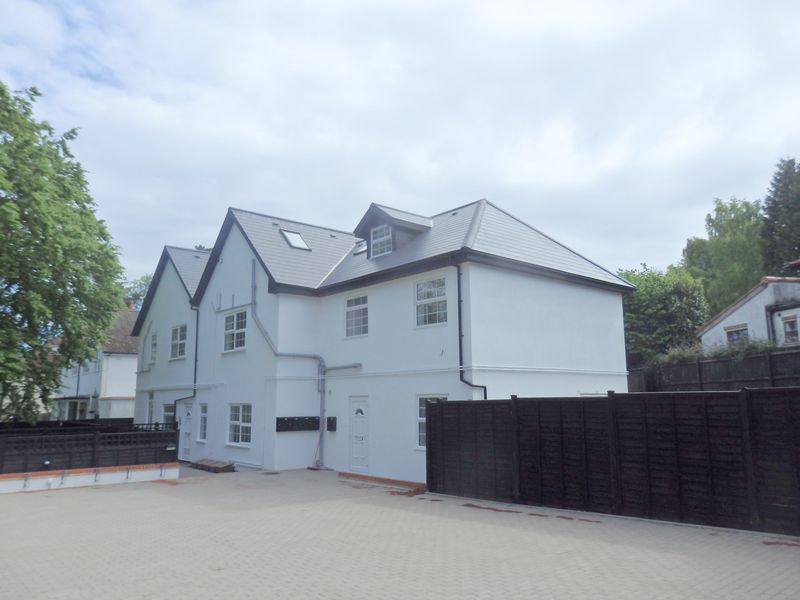 Flat Sutton Lane in Reigate and Banstead
