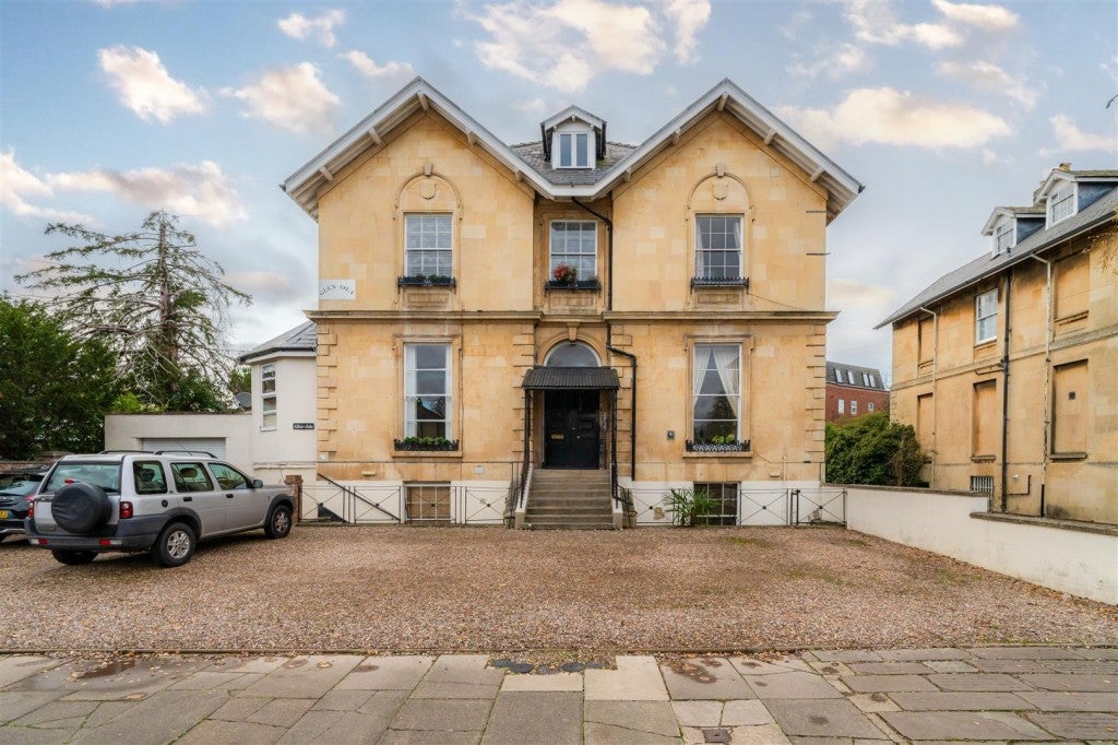 Flat Douro Road in Cheltenham