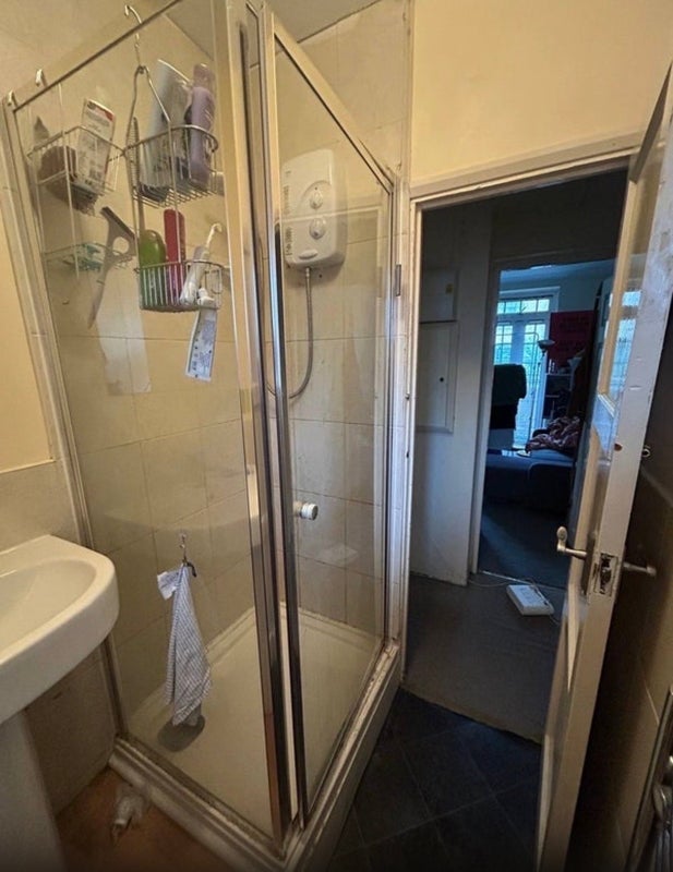 Room Pinchin Street in Greater London