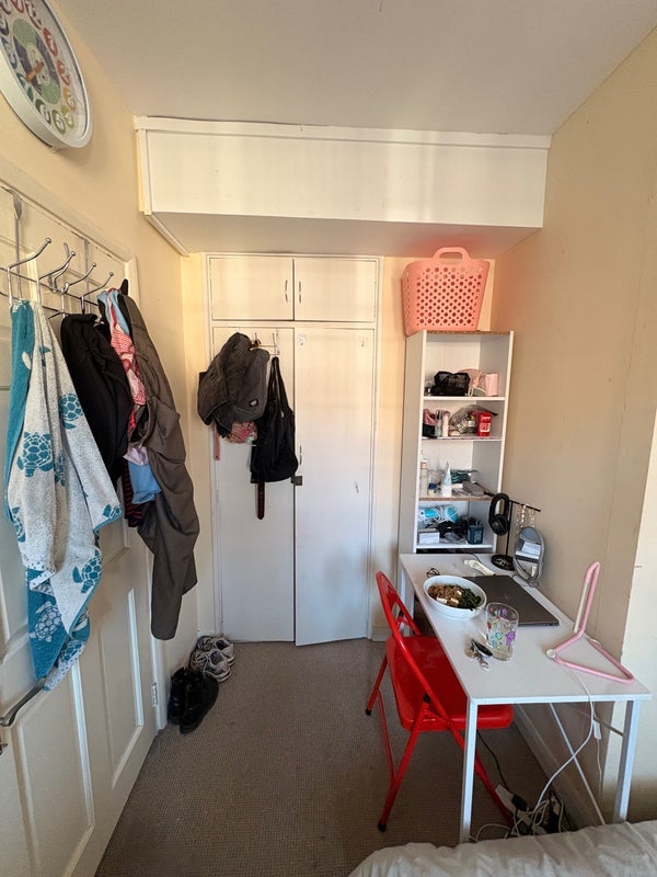 Room Pinchin Street in Greater London