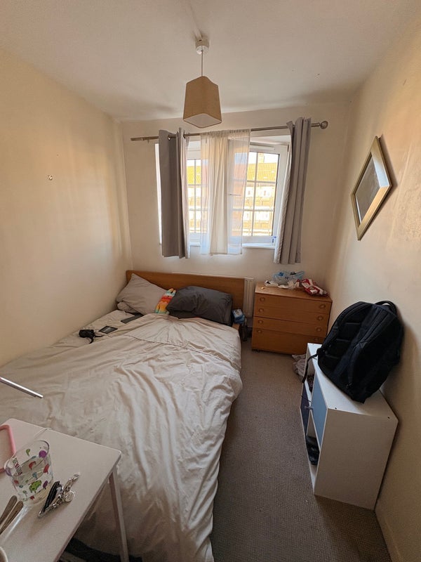 Room Pinchin Street in Greater London