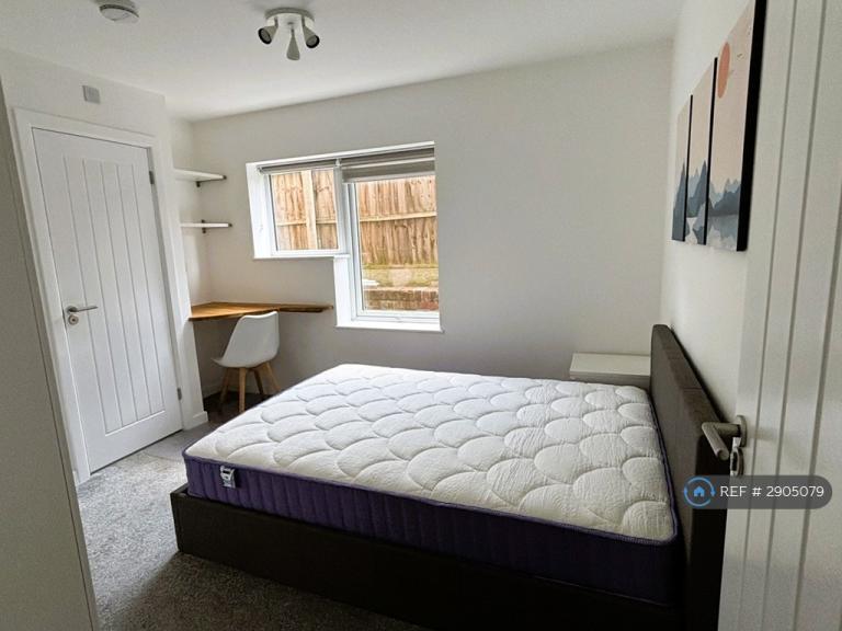 Room Prince Charles Avenue in Derby