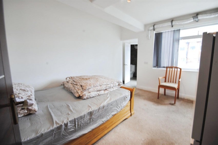 Flat Longspring in Watford