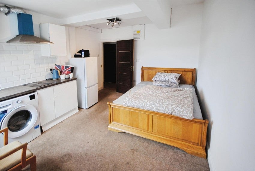 Flat Longspring in Watford