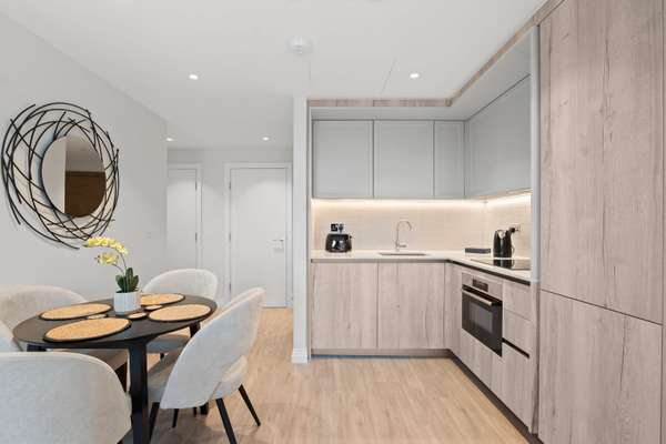 Flat Kennington Lane in Greater London