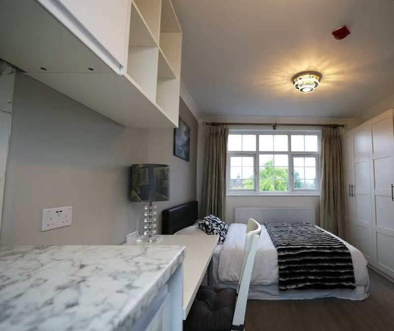 Room Olive Road in Greater London