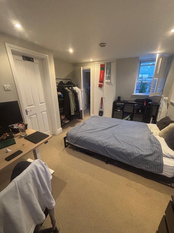 Room Trentham Street in Greater London
