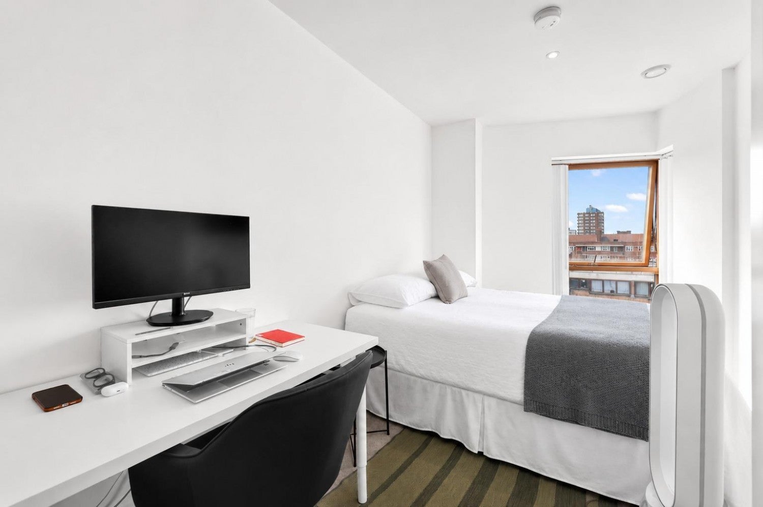 Flat Kingsland Road in Greater London