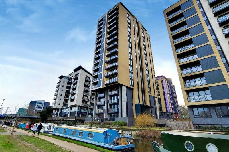 Flat Cadmium Square in Greater London