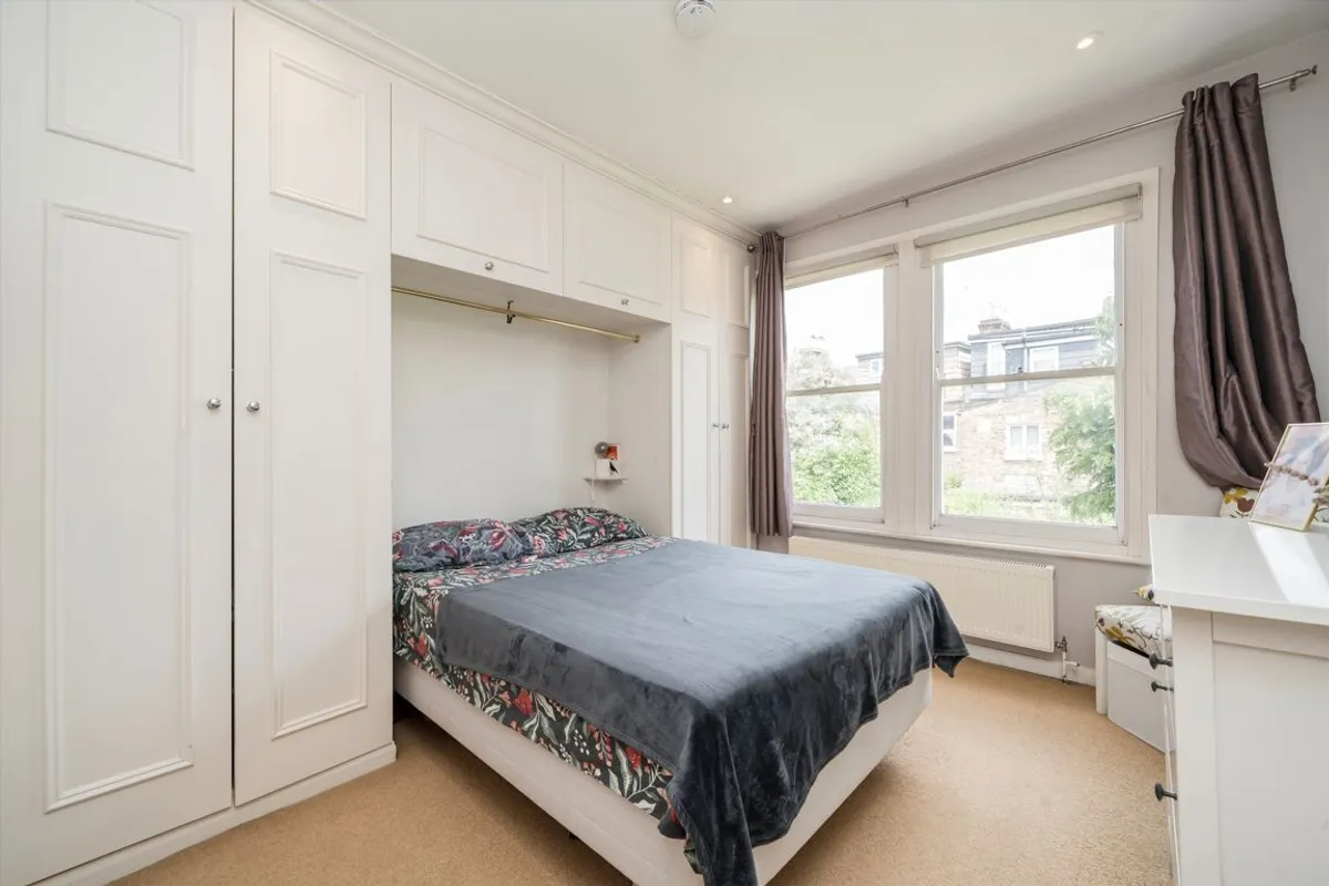 Flat Temple Road in Greater London