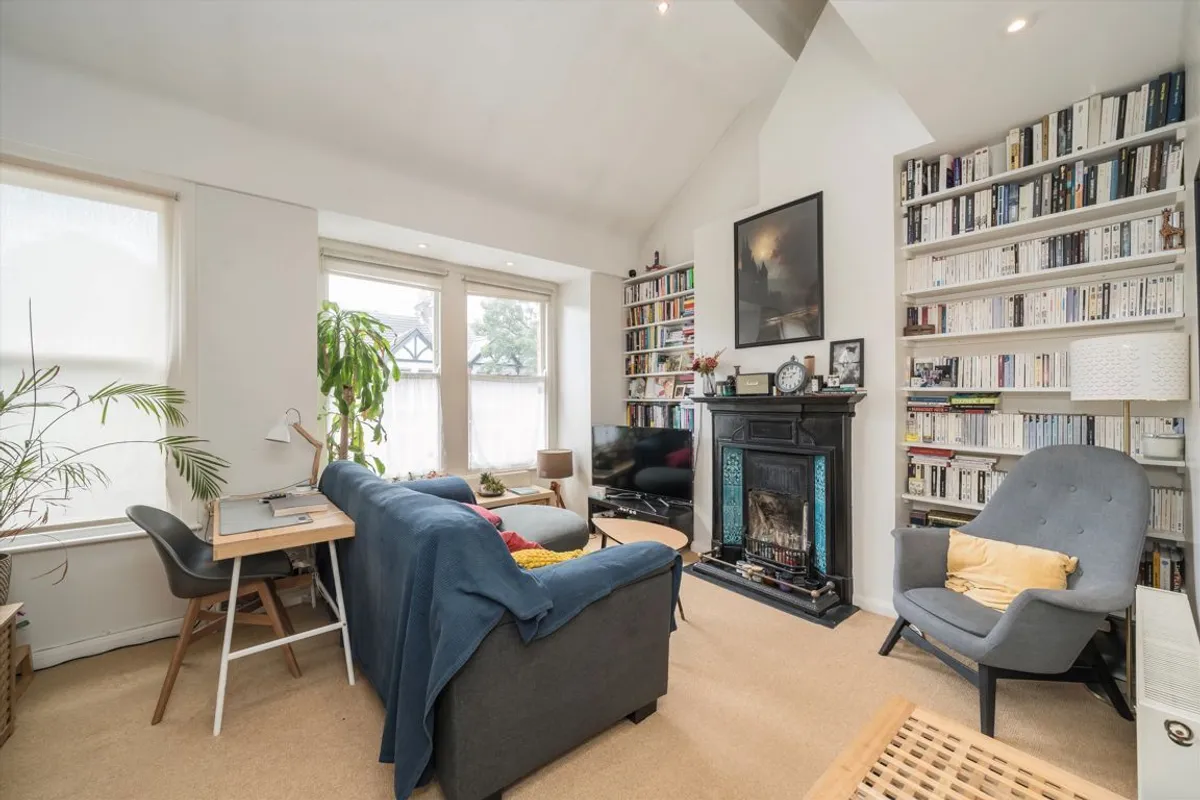 Flat Temple Road in Greater London