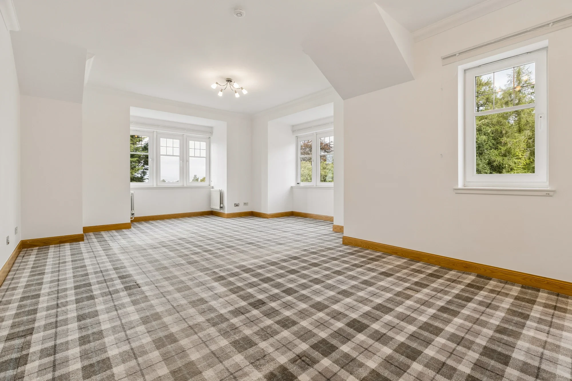 Flat Whitecraigs Court in Thornliebank