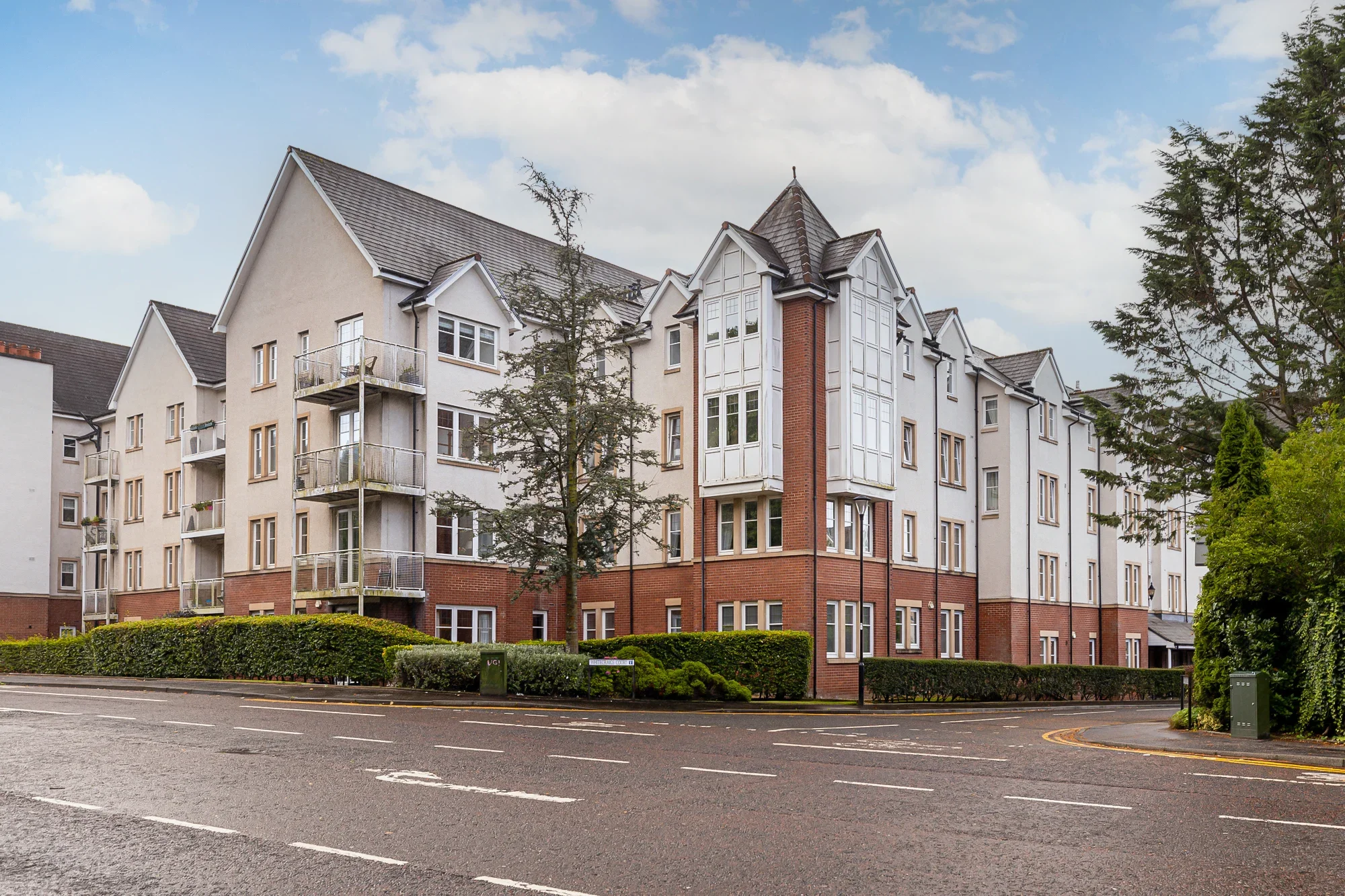 Flat Whitecraigs Court in Thornliebank
