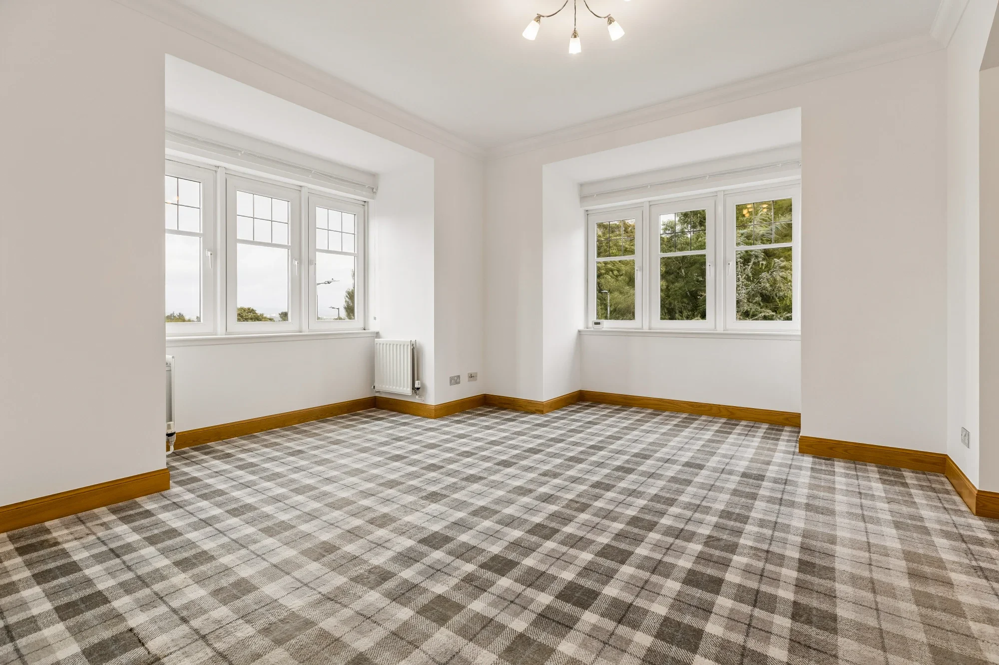 Flat Whitecraigs Court in Thornliebank