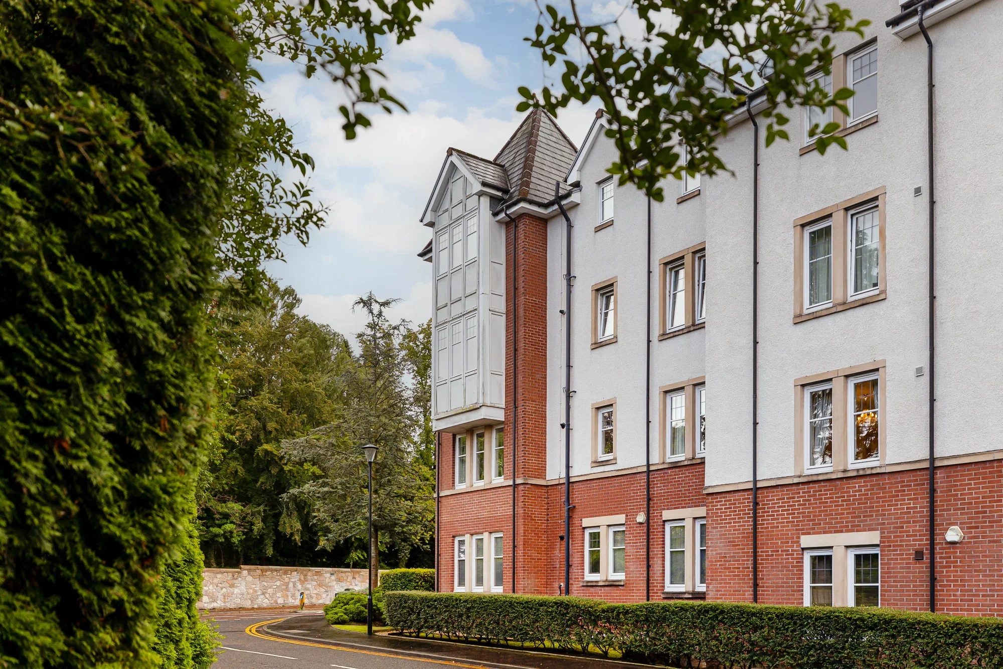Flat Whitecraigs Court in Thornliebank