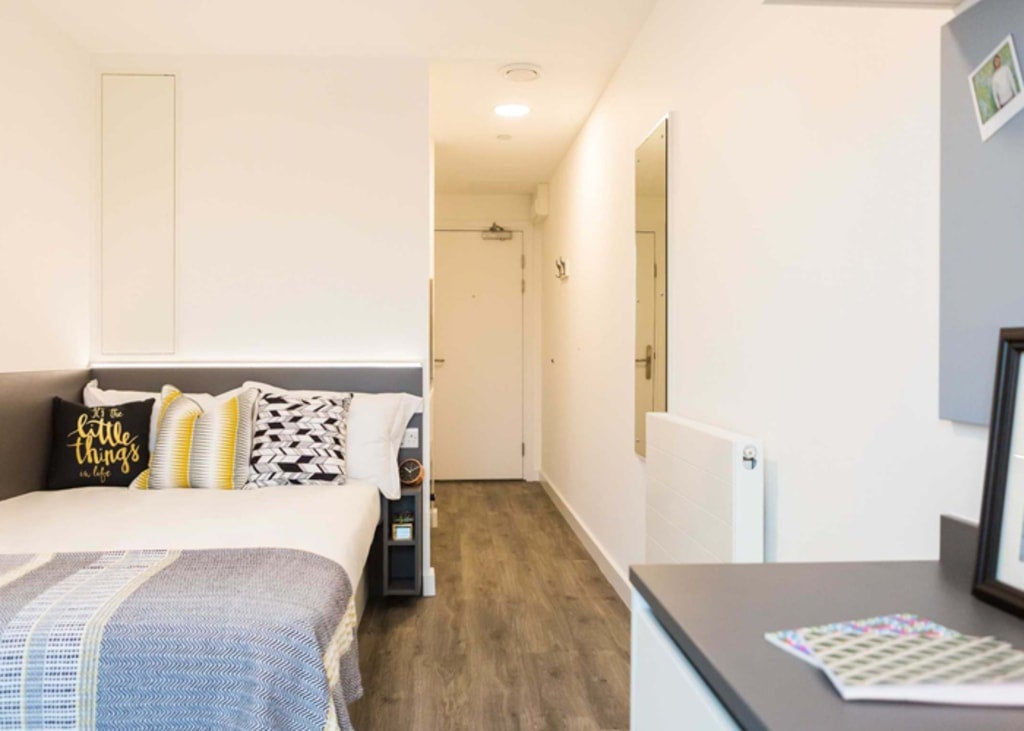 Flat Westway in Greater London
