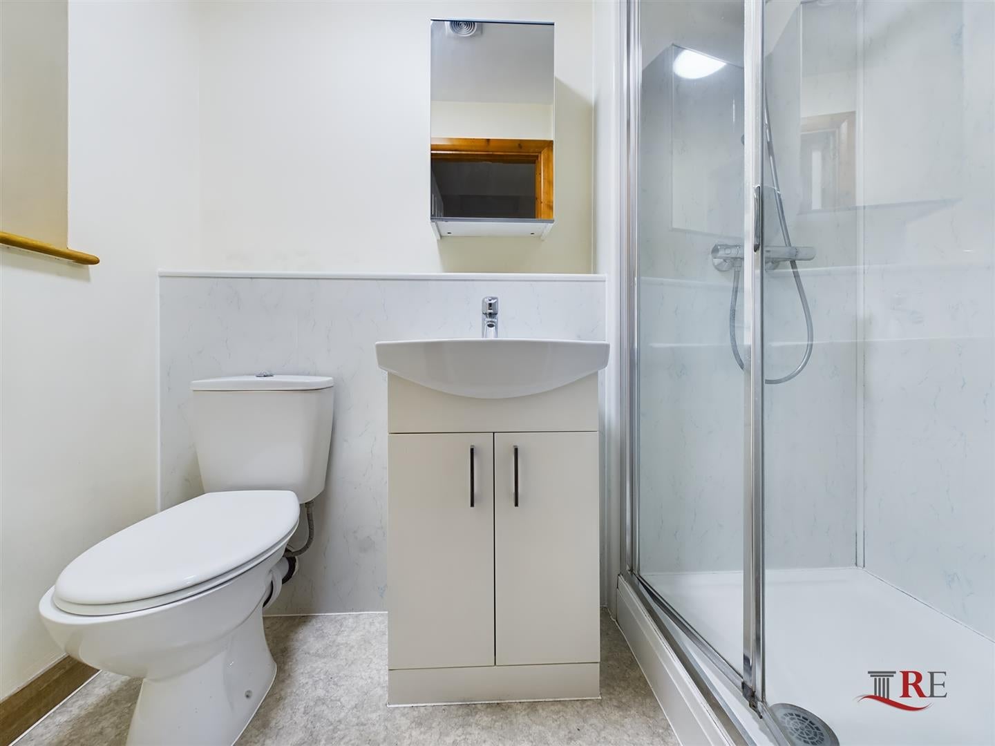 Room Columbia Avenue in Greater London
