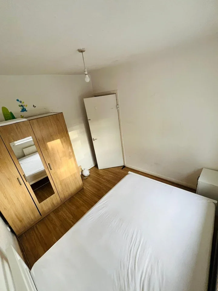 Room Hampden Road in Greater London
