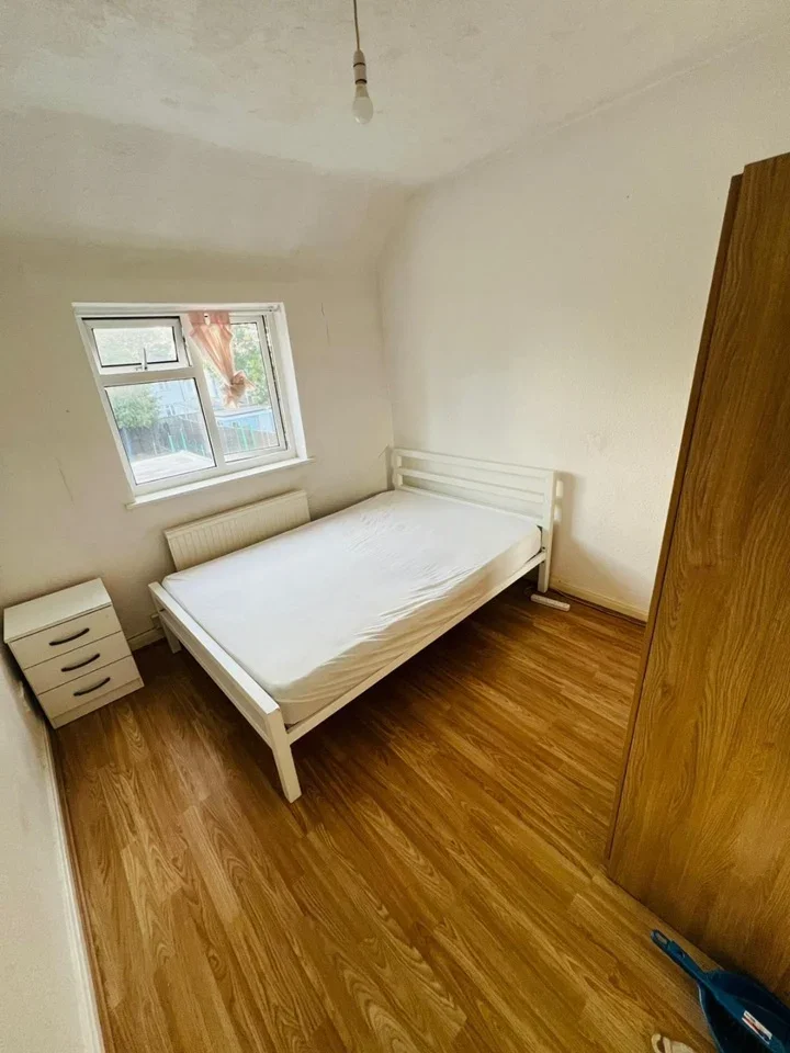 Room Hampden Road in Greater London