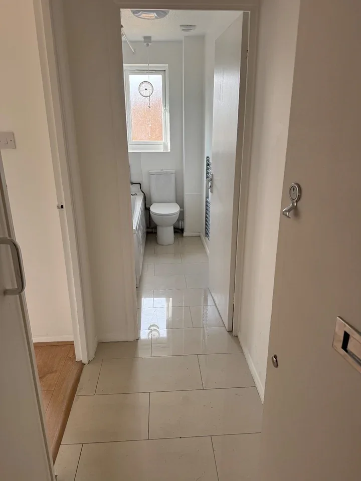 Flat Streamside Close in Greater London