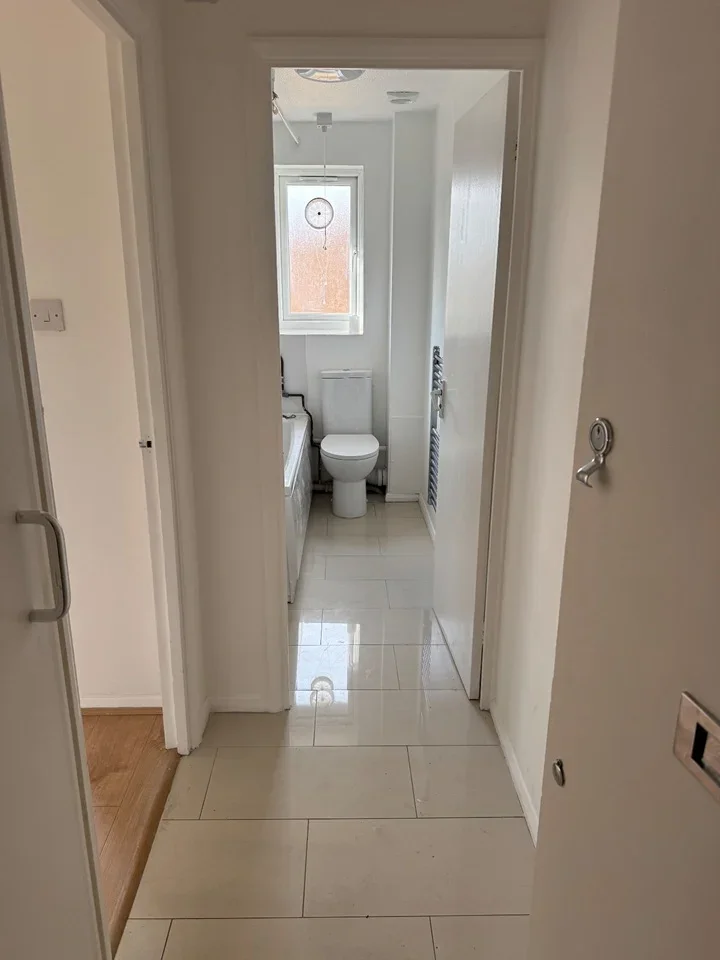 Flat Streamside Close in Greater London