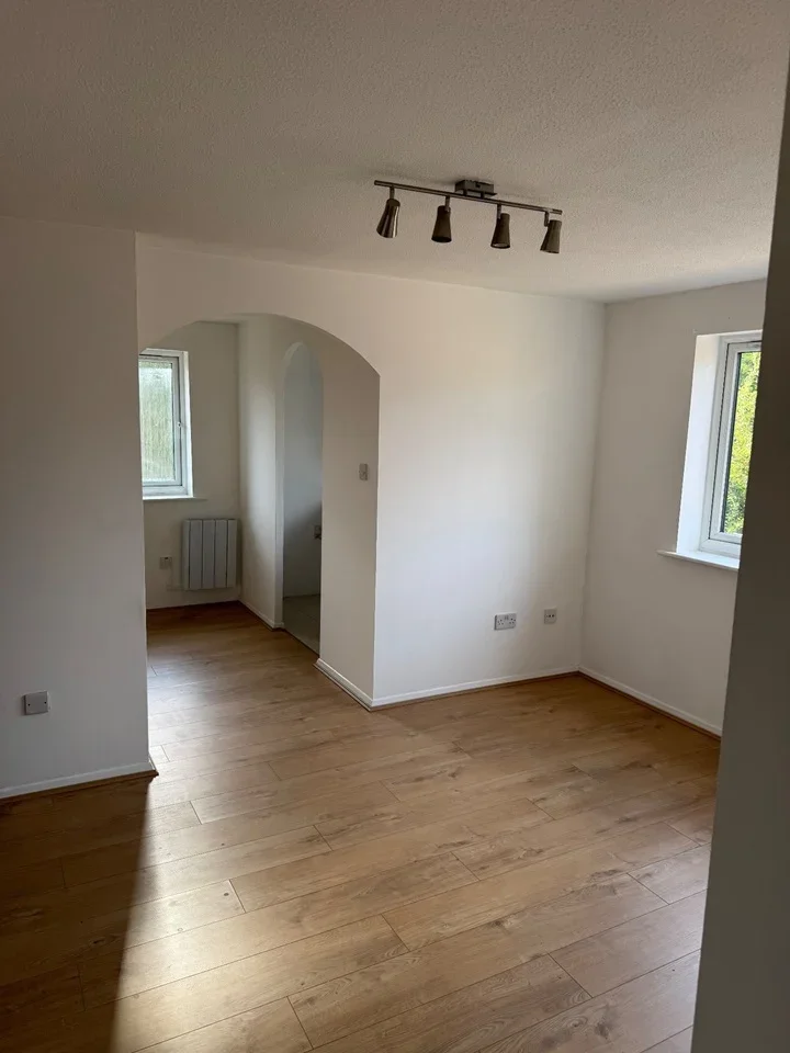 Flat Streamside Close in Greater London