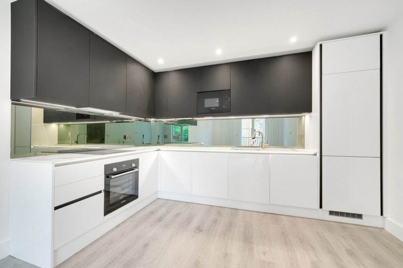 Flat Commercial Road in Greater London