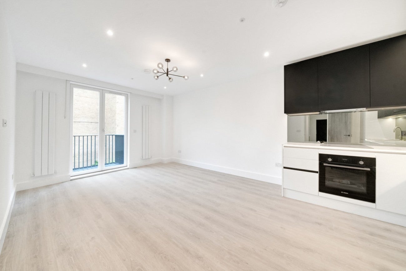 Flat Commercial Road in Greater London