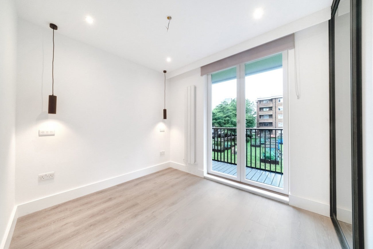 Flat Commercial Road in Greater London