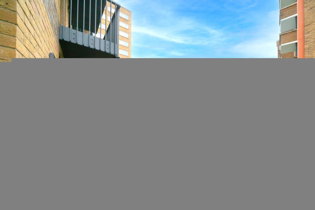 Flat Commercial Road in Greater London