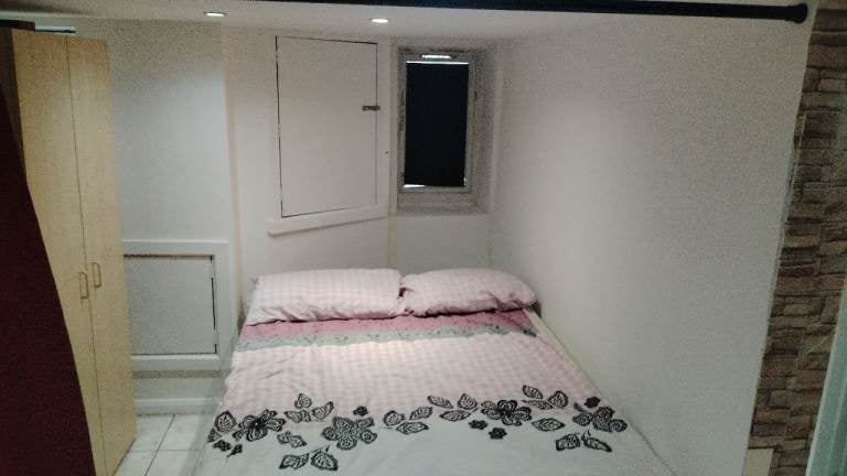 Flat Moundfield Road in Greater London