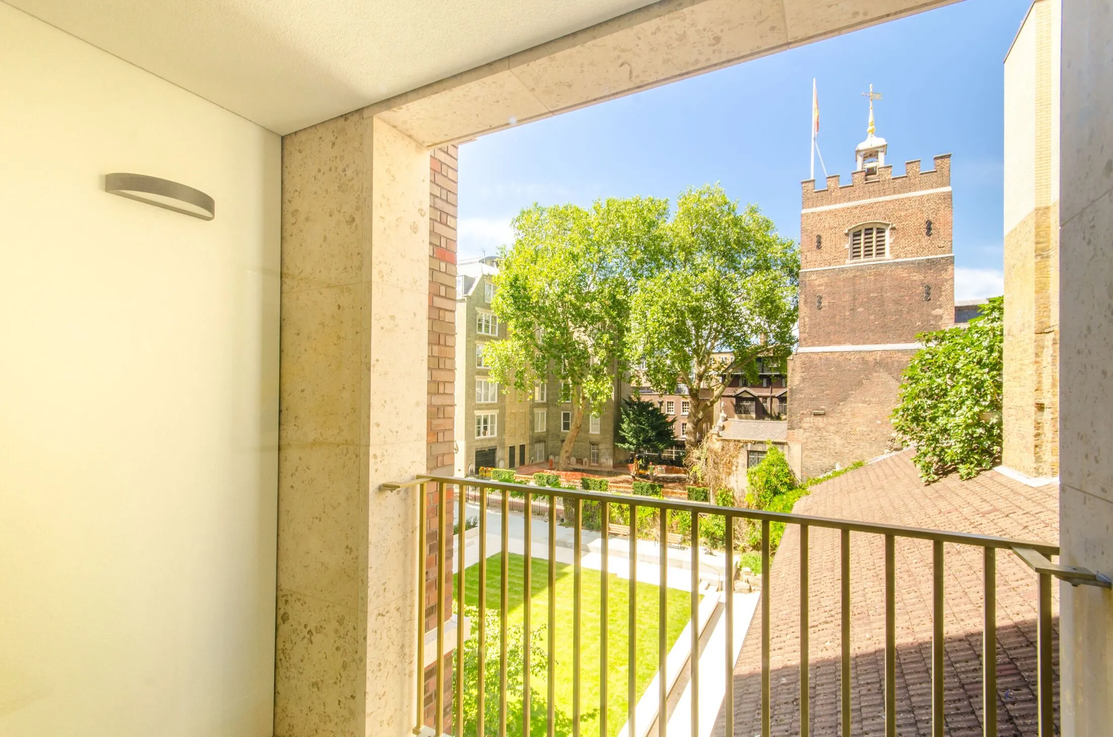 Flat Bartholomew Close in City of London