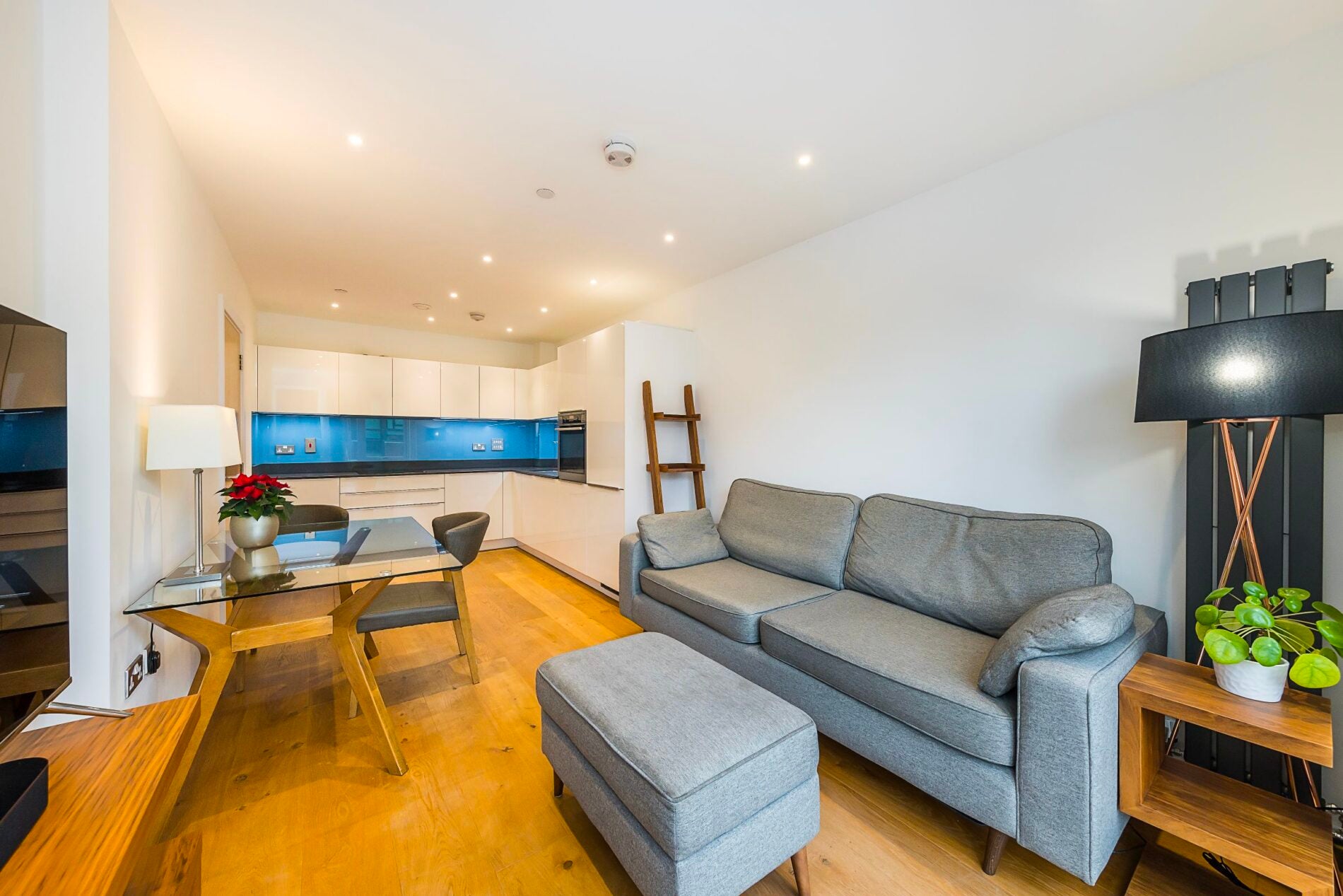 Flat Turnberry Quay in Greater London