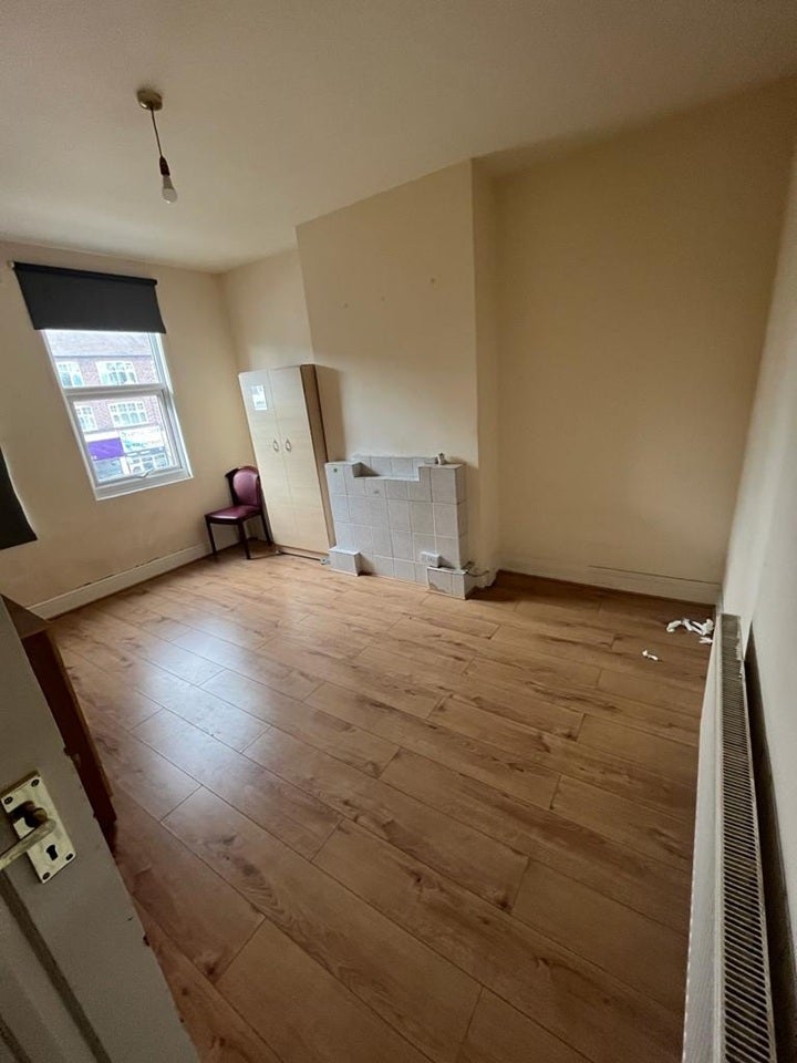 Flat Drayton Waye in Greater London
