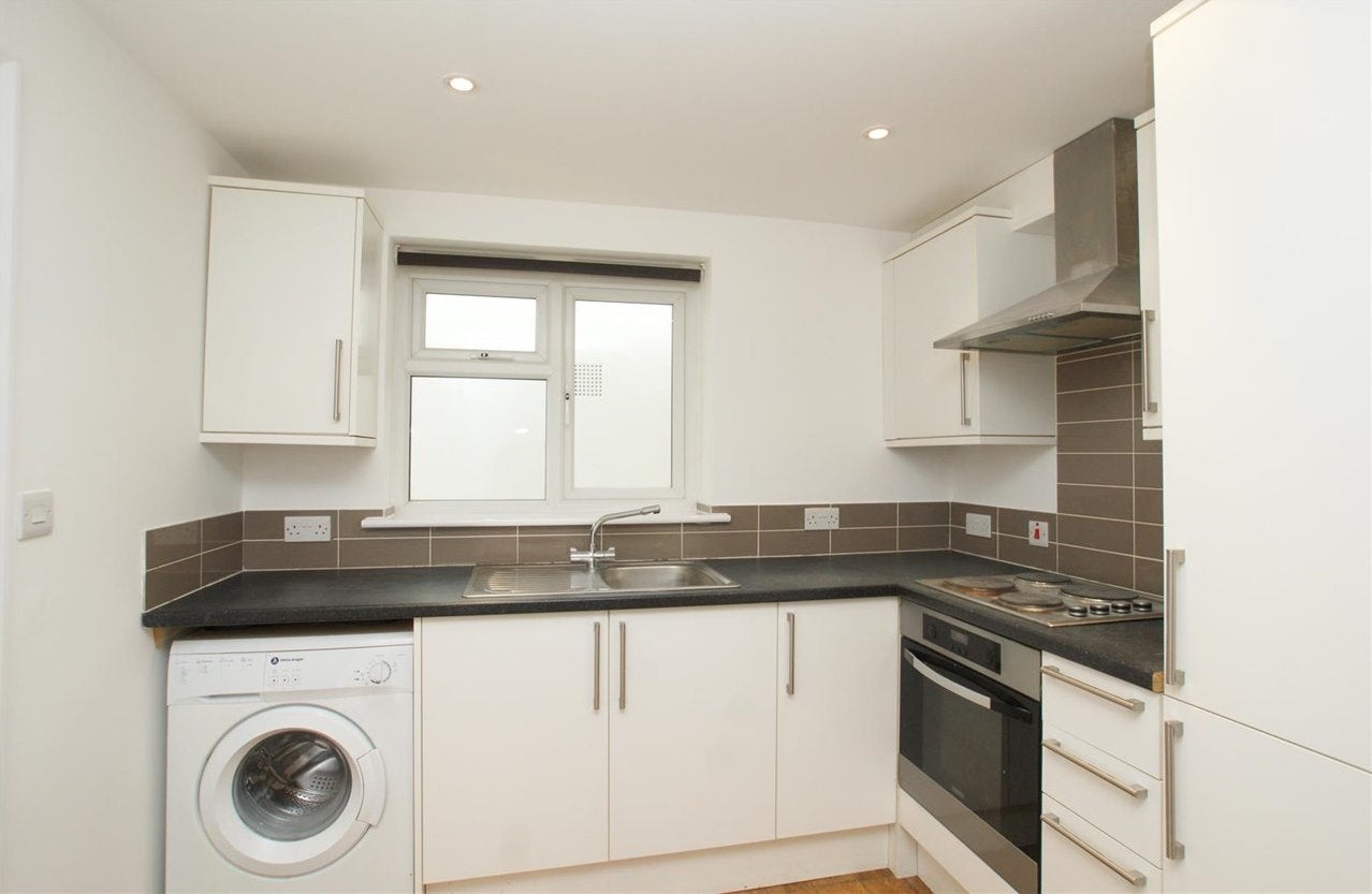 Flat Molesey Road in Elmbridge