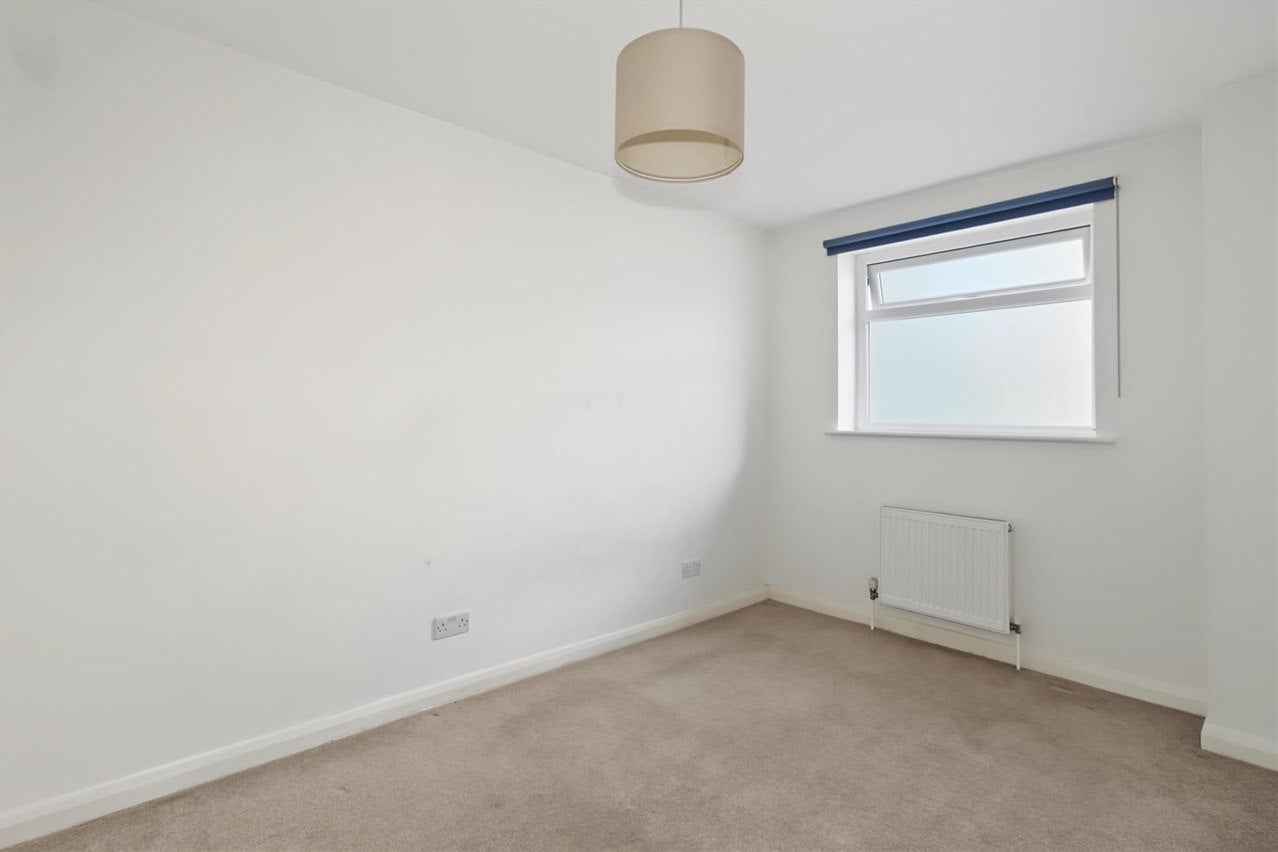 Flat Molesey Road in Elmbridge