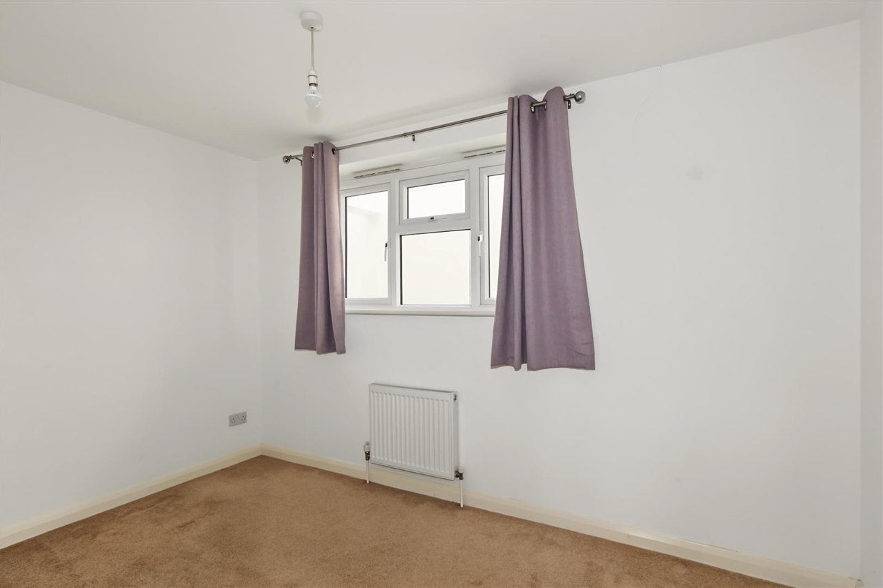 Flat Molesey Road in Elmbridge
