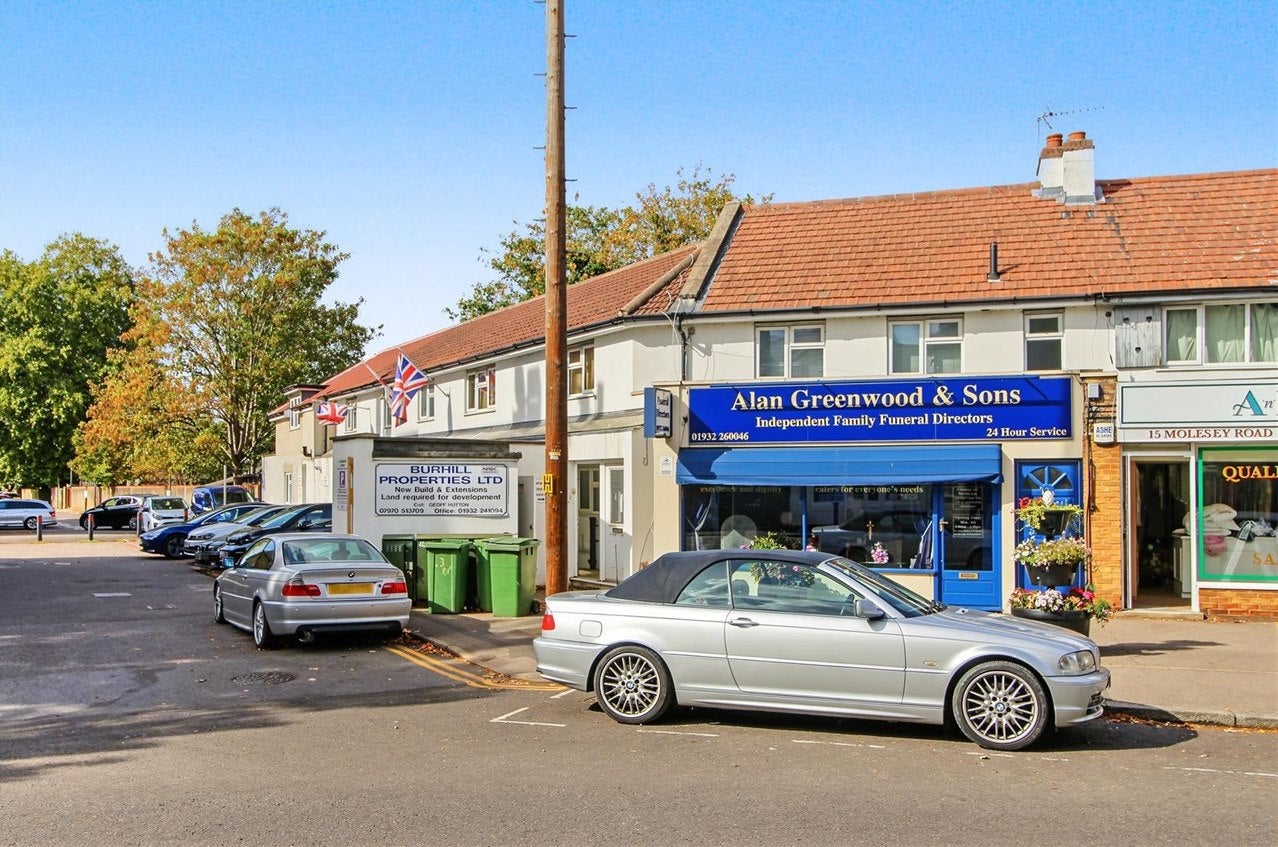 Flat Molesey Road in Elmbridge