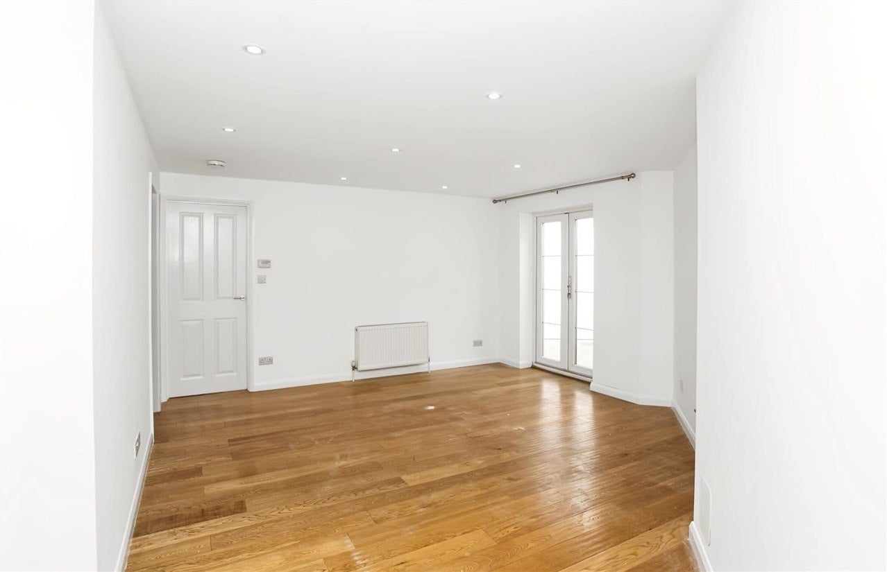 Flat Molesey Road in Elmbridge