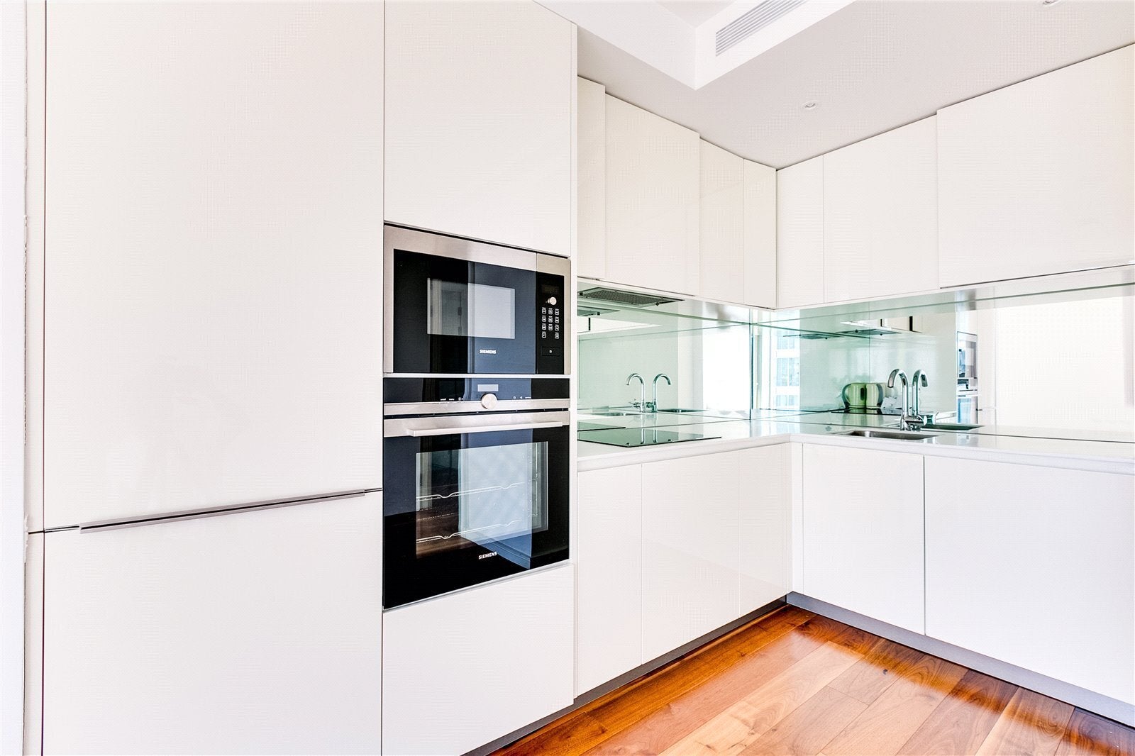 Flat Eastfields Avenue in Greater London