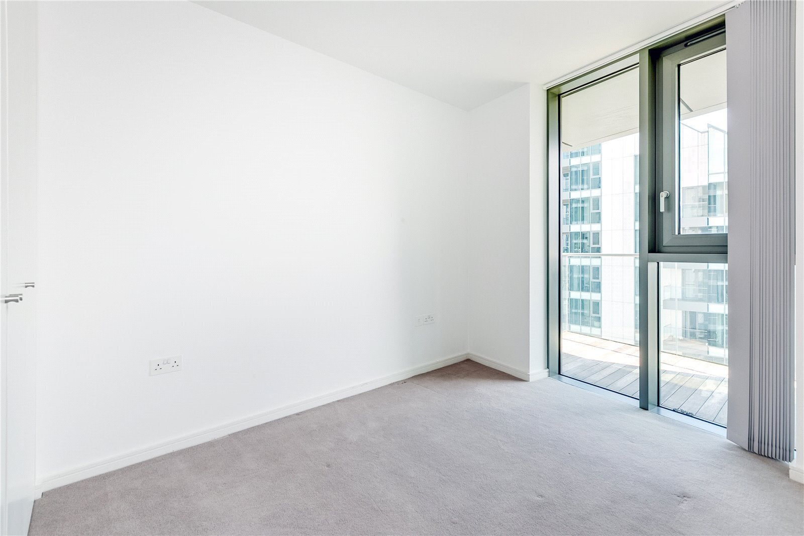 Flat Eastfields Avenue in Greater London